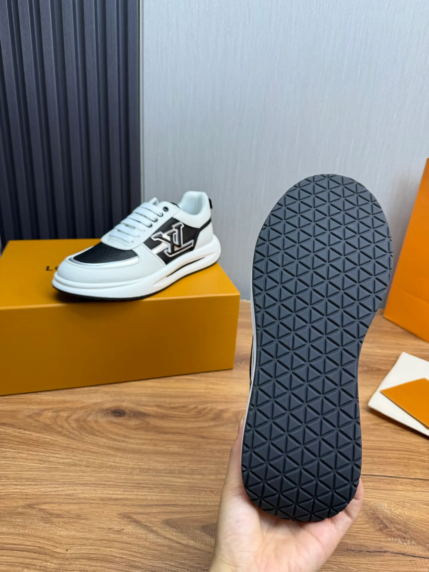 Men's shoes 💰820💰 Lv. Top purchasing agent 🇮🇹 Louis Vuitton, sports shoes counter synchronization, uppers imported from Italy, high-quality splicing and complex handicrafts, imported mesh pads are soft and comfortable, soles: original factory special soles, TPU exclusive movable molded soles super comfortable, original factory single goods, 🔍🔍high quality, you can enter and exit the counter at will, welcome to compare, code number 38-44 (Customized 38.45)